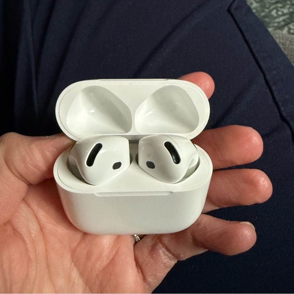 AirPod 4 new without tags